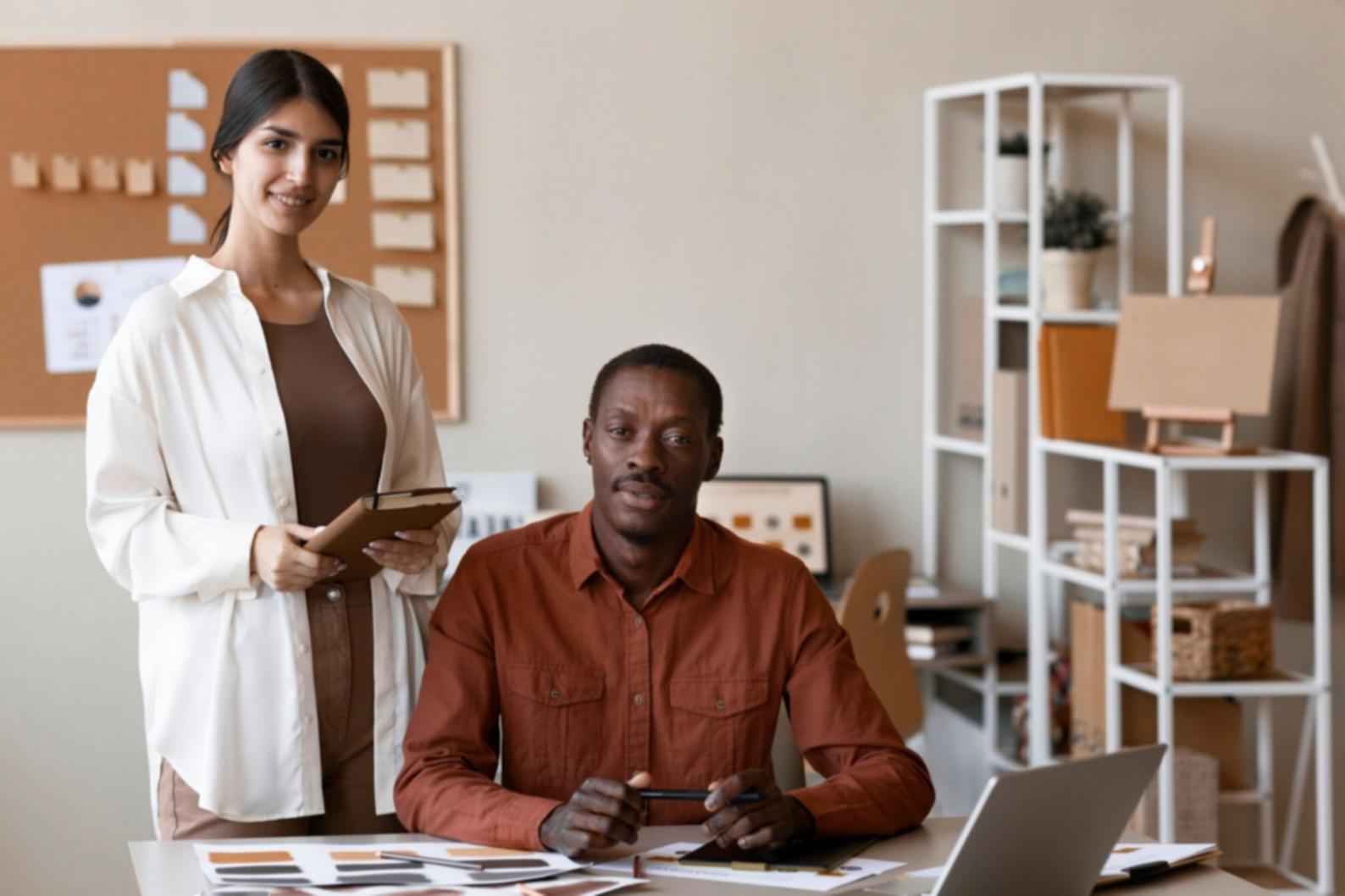 Team bei der Arbeit an Wirtschaftsanalysen